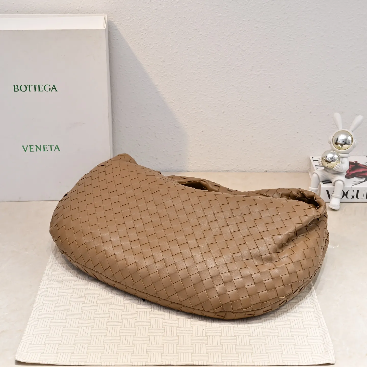 Batch 2360 #JODIE Oversized size comes out~ The shape is still the same fashionable and good-looking. It is made of classic sheepskin weaving. The iconic weaving has always been the most proud design of BV. The soft shape is super suitable for concave shapes~ Not only the size has been changed, but the quality details are also more refined. The shape is more round and Q. The large size has more styles. It is not only practical and can fit everything, but also can carry Jodie’s fashionable concave shape. It is really practical and fashionable. It is awesome in capital letters!  Size: 54*50*20cm Model: 6699